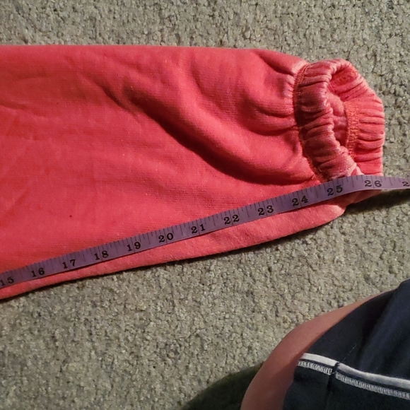 Nwot red Capri joggers distressed faded look lg - Picture 3 of 6